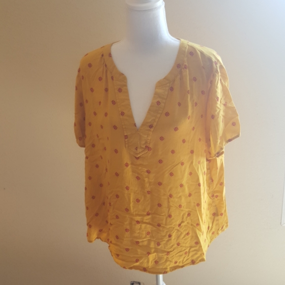 Old Navy Tops - Lightweight Yellow Top🌵